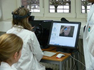 Studenten am Eyesi-Simulator