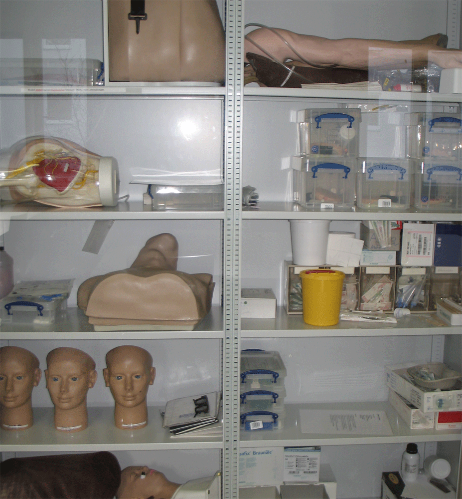 Schrank mit klinischen Modellen