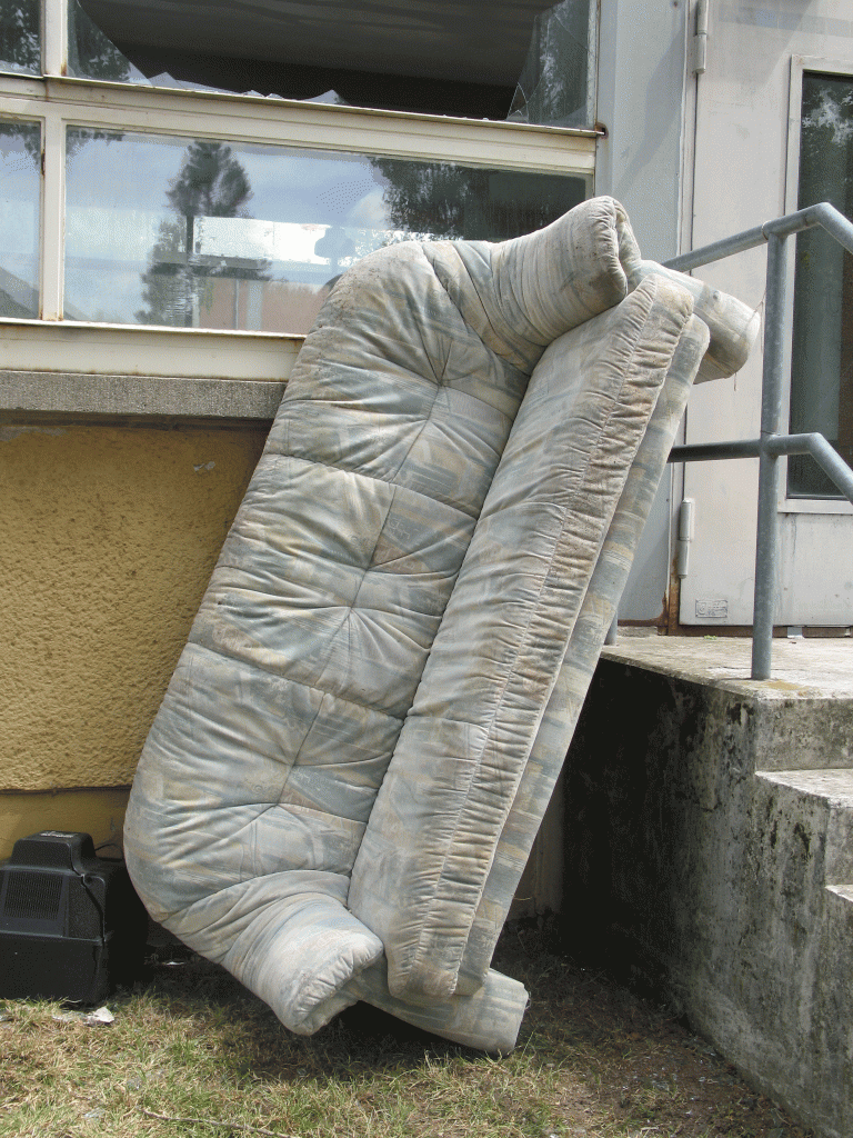 KOMM: Sofa im Abgang