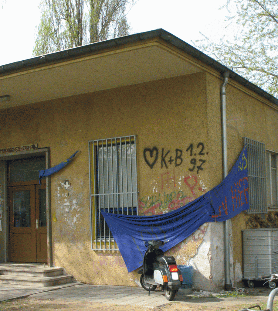 KOMM mit blauem Banner