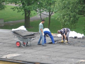 Die Dach-Abdecker bei der Arbeit