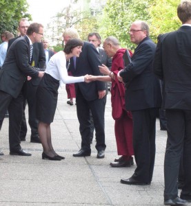 Der Dalai Lama an der Goethe Uni Begrüßung (1)