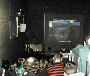 Blick in den verdunkelten Hörsaal: Weihnachtsvorlesung 2012